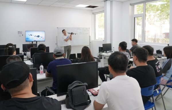泰仓配资 无人机“飞”进夜校 青岛市市北区总工会“北工汇智”工创夜校解锁教学新场景